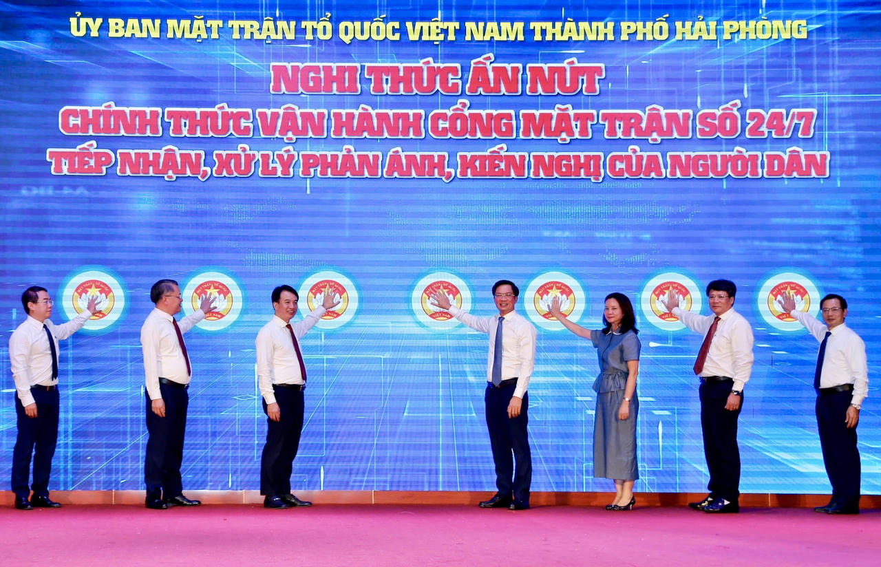 Các đại biểu nhấn nút Khai trương Cổng Mặt trận số 24/7 - “Tiếp nhận, xử lý phản ánh, kiến nghị của người dân” (ảnh - CTT)