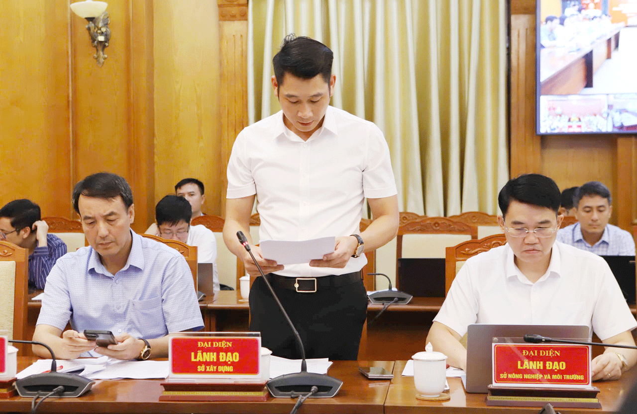 Lãnh đạo Sở Xây dựng phổ biến nội dung Nghị quyết, hướng dẫn tiêu chuẩn kỹ thuật và trình tự triển khai công trình.(Ảnh: Cổng thông tin điện tử tỉnh Bắc Ninh)