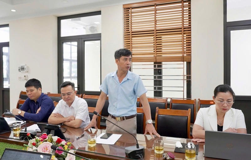Đại diện các đơn vị chuyên môn trình bày báo cáo tại hội nghị (Ảnh: Trang TTĐT xã Thiên Lộc).