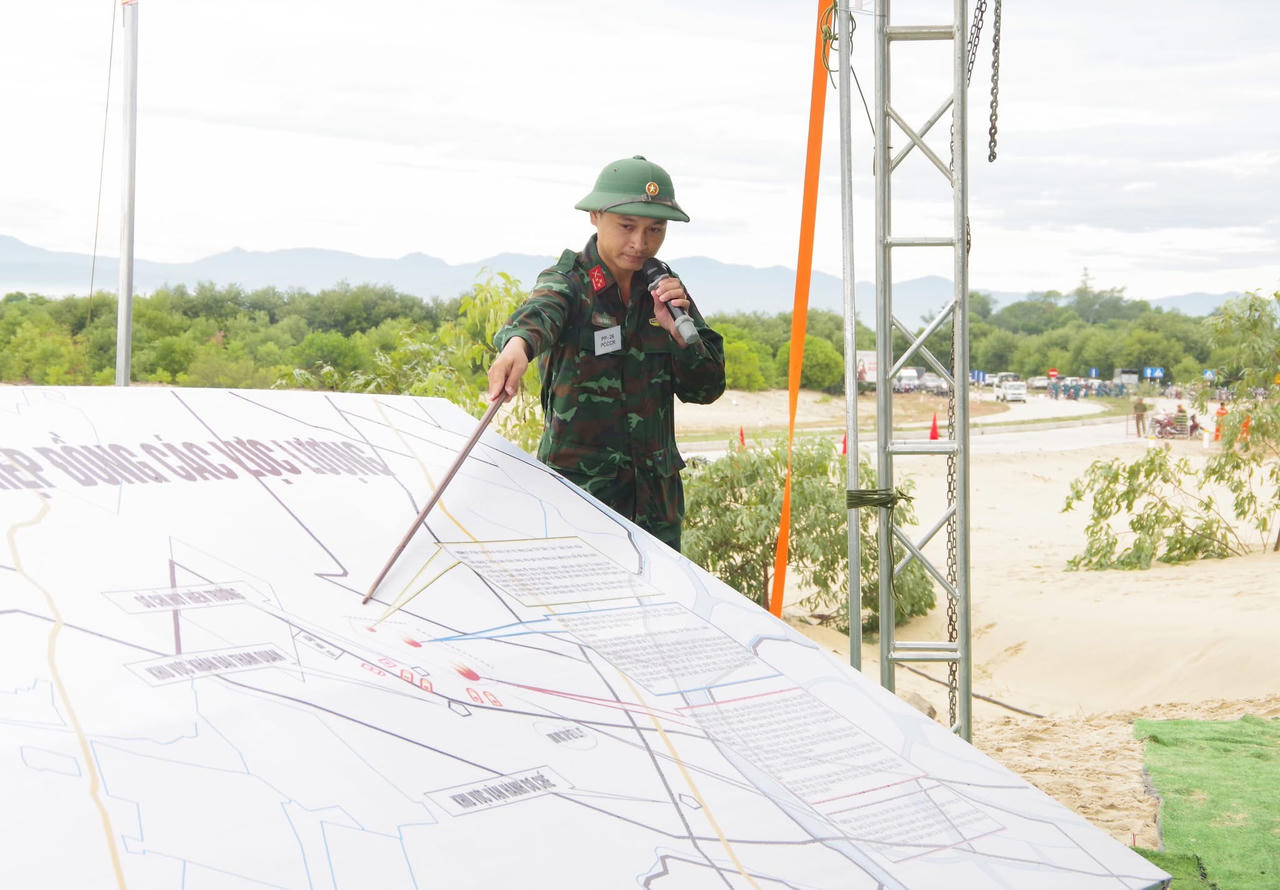 Ban CHQS Phường giới thiệu tình huống diễn tập. (Ảnh: Quang Đạo)