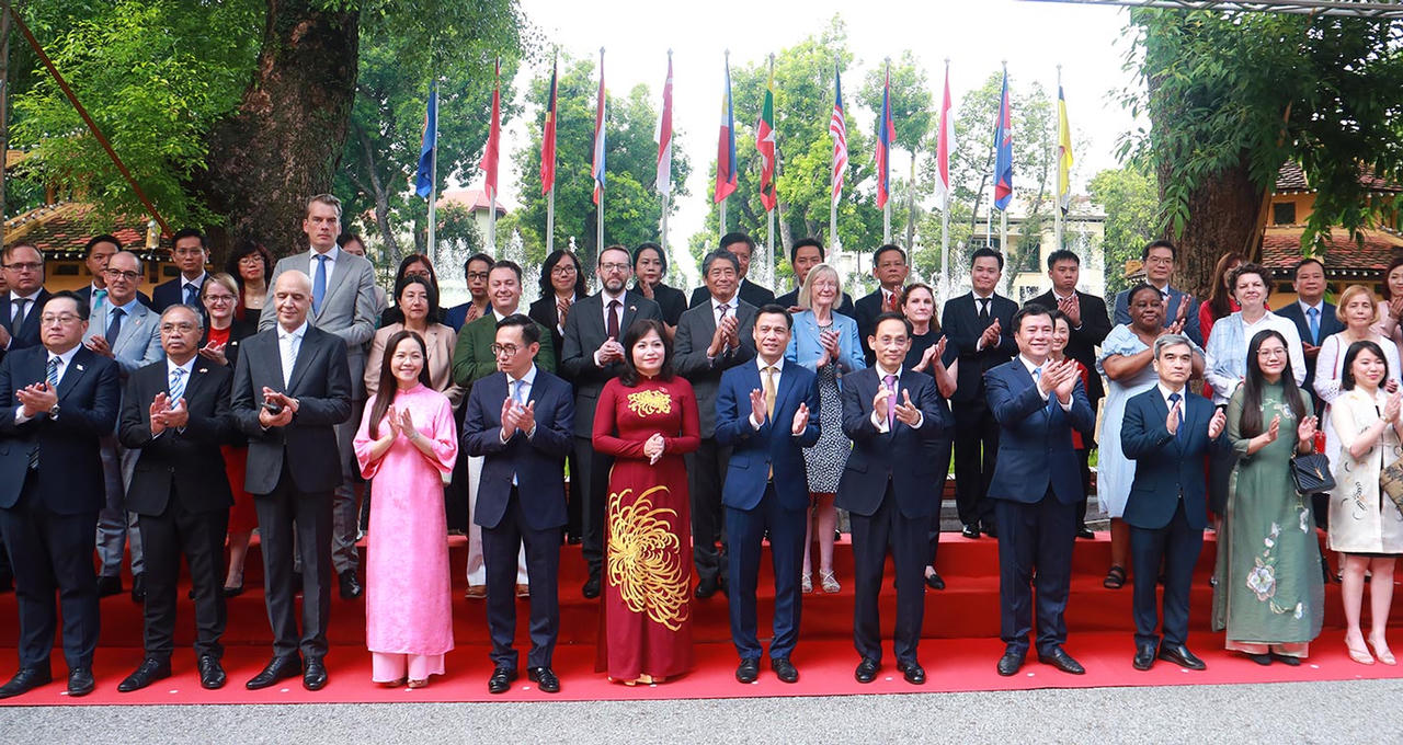 Các đại biểu dự buổi lễ.