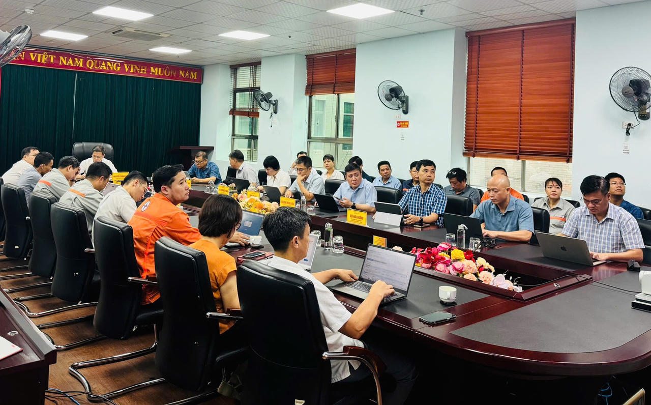 Các đại biểu tại điểm cầu Đảng bộ Công ty tập trung nghiên cứu, học tập, quán triệt các nội dung của Hội nghị lần thứ ba Ban Chấp hành Trung ương Đảng khóa XIV. (Ảnh: Đơn vị cung cấp)