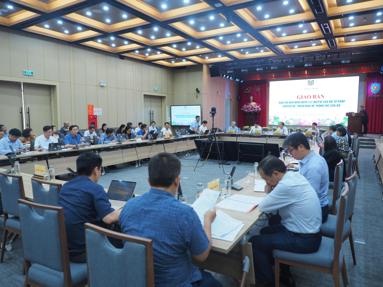 Các đại biểu tham dự cuộc họp.