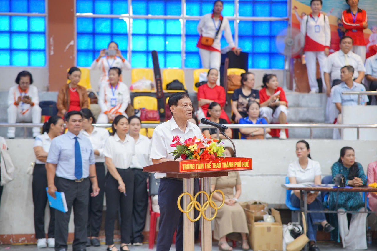 Đại diện Ban Tổ chức nhấn mạnh vai trò của thể dục dưỡng sinh trong việc nâng cao sức khỏe cộng đồng. (Ảnh: Long Vũ)