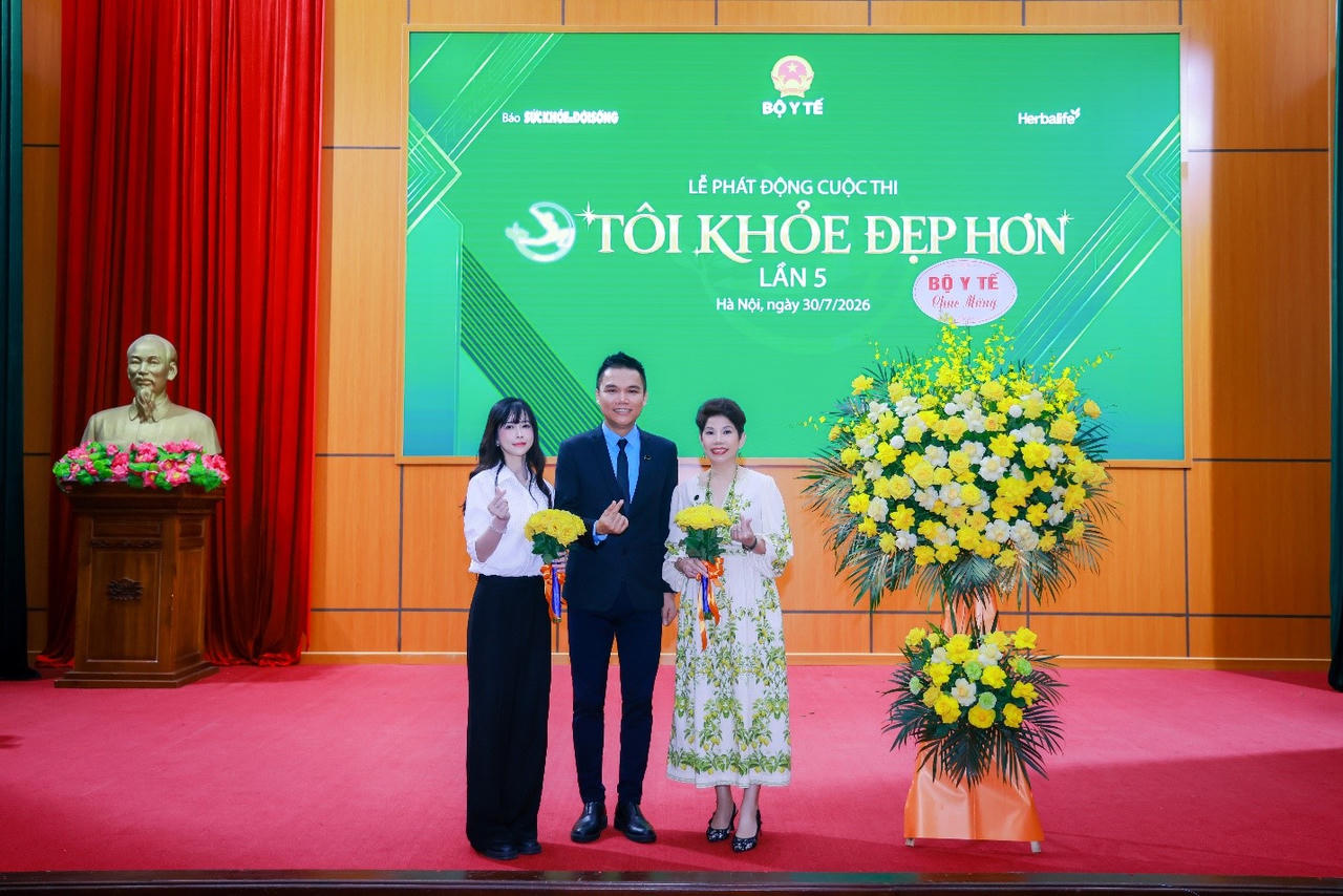  Ông Nguyễn Thành Đạt – Giám Đốc Truyền Thông Cấp Cao Herbalife Việt Nam và VĐV Châu Tuyết Vân (ngoài cùng bên trái) – Thành Viên Ban Giám Khảo Tôi Khỏe Đẹp Hơn 2026.
