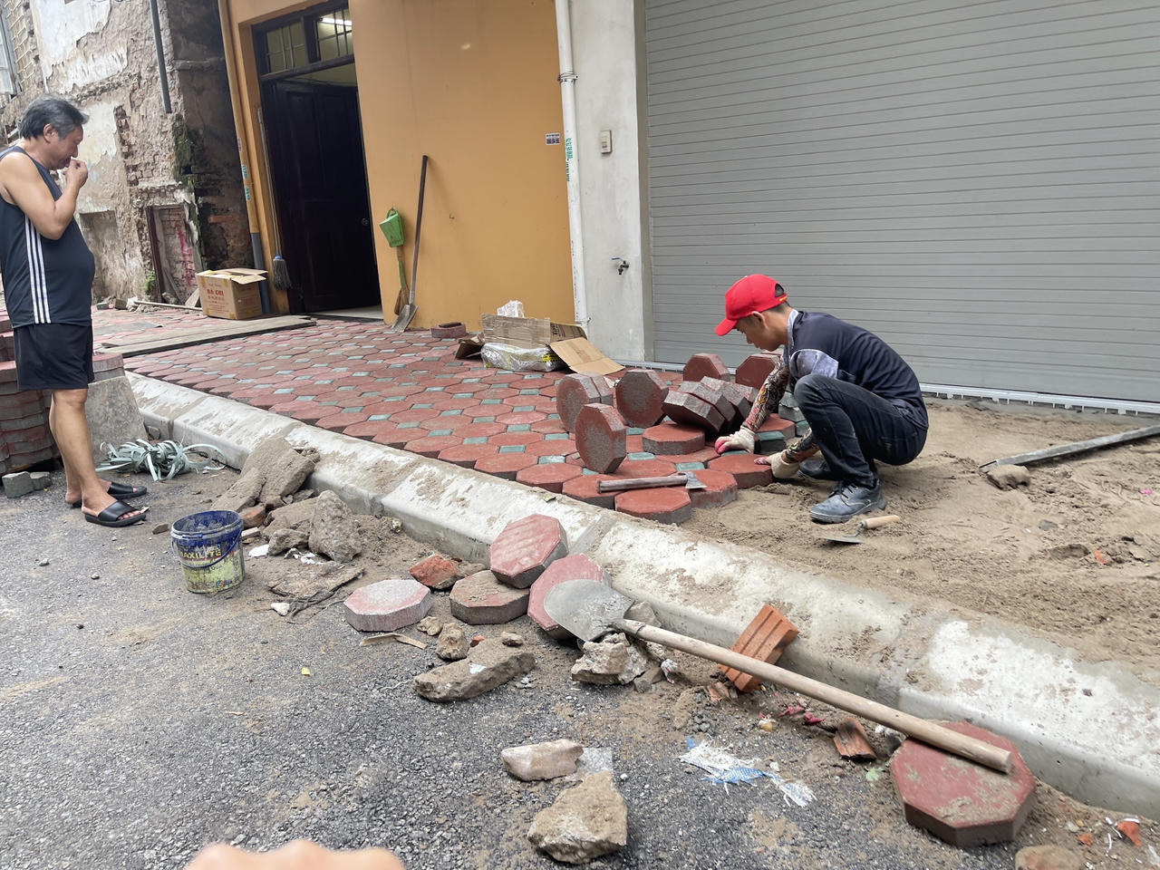 Đơn vị thi công hoàn thiện theo kiểu cuốn chiếu. Đoạn nào đã thi công xong cống hộp đơn vị sẽ tiến hành thảm một lớp nhựa mặt đường và lát vỉa hè giúp sinh hoạt của người dân thuận lợi hơn và giảm thiểu ô nhiễm. Ảnh: TN.
