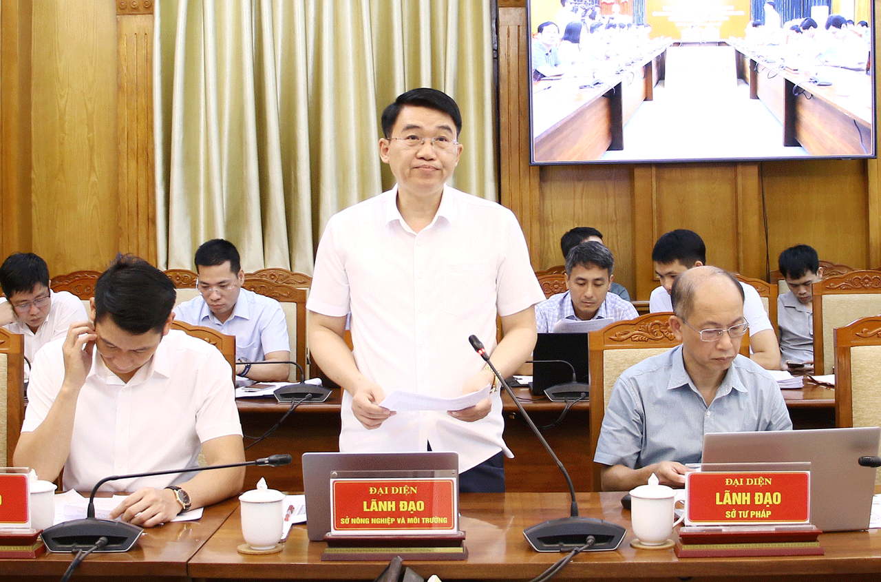Đại diện Lãnh đạo Sở Nông nghiệp và Môi trường hướng dẫn thủ tục tặng cho quyền sử dụng đất, chỉnh lý hồ sơ địa chính khi người dân tự nguyện dành đất mở rộng đường.(Ảnh: Cổng thông tin điện tử tỉnh Bắc Ninh)