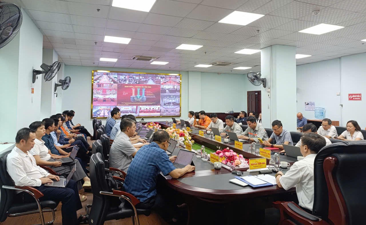 Các đại biểu tham dự hội nghị tại điểm cầu Đảng bộ Công ty theo dõi trực tuyến các chuyên đề quán triệt Nghị quyết Hội nghị lần thứ ba Ban Chấp hành Trung ương Đảng khóa XIV. (Ảnh: Đơn vị cung cấp)