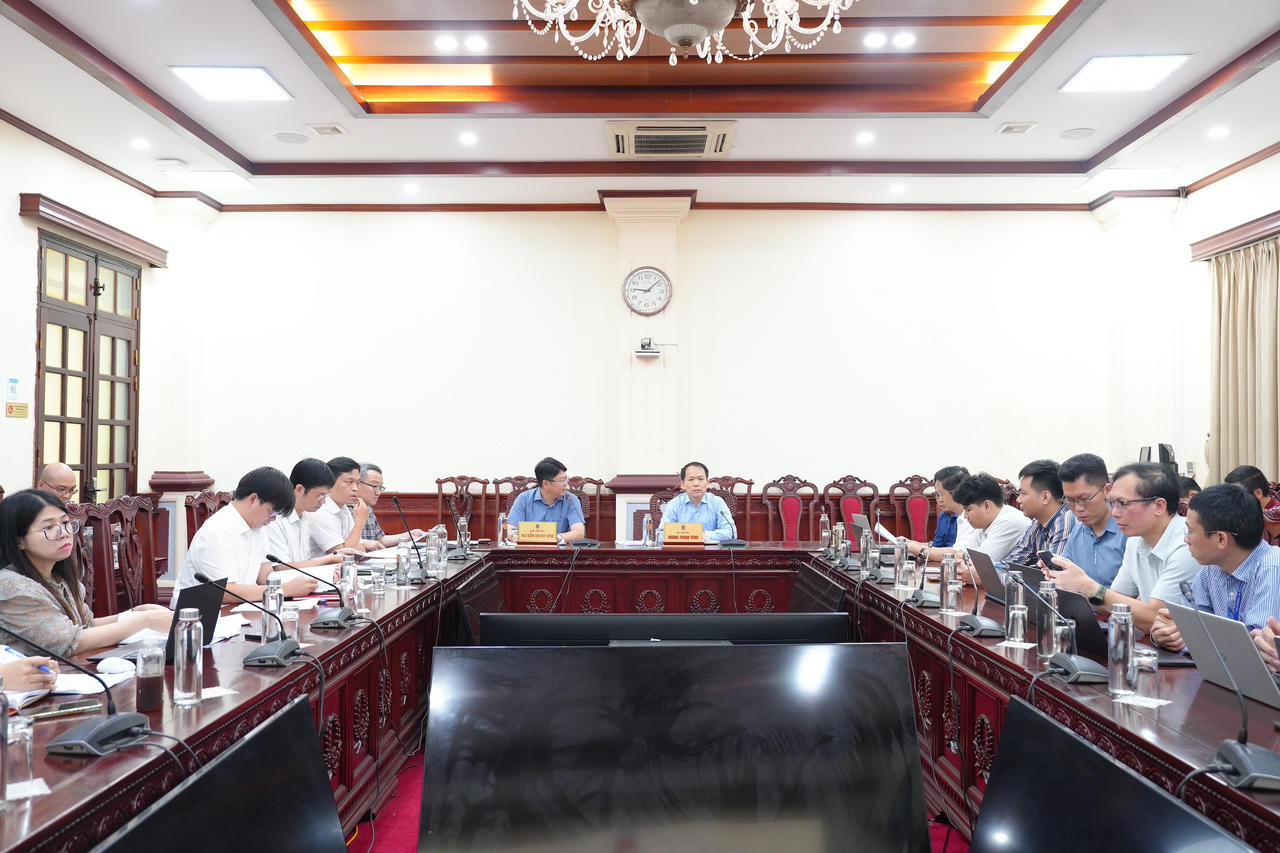 Lãnh đạo Bộ Tư pháp chủ trì cuộc họp nghe báo cáo ứng dụng công nghệ trong thực hiện tổng rà soát.