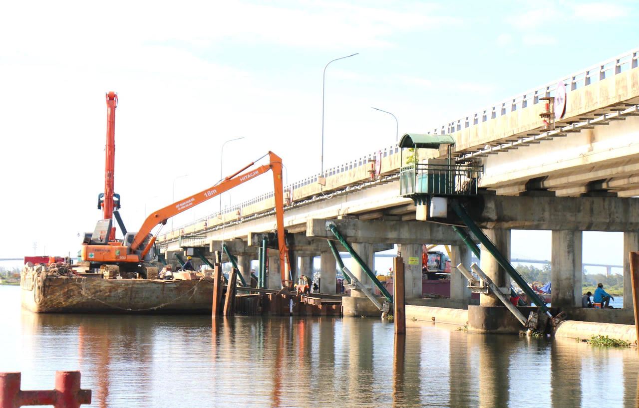 Gấp rút sửa chữa đập ngăn mặn, giữ ngọt trên sông Hương (Huế)