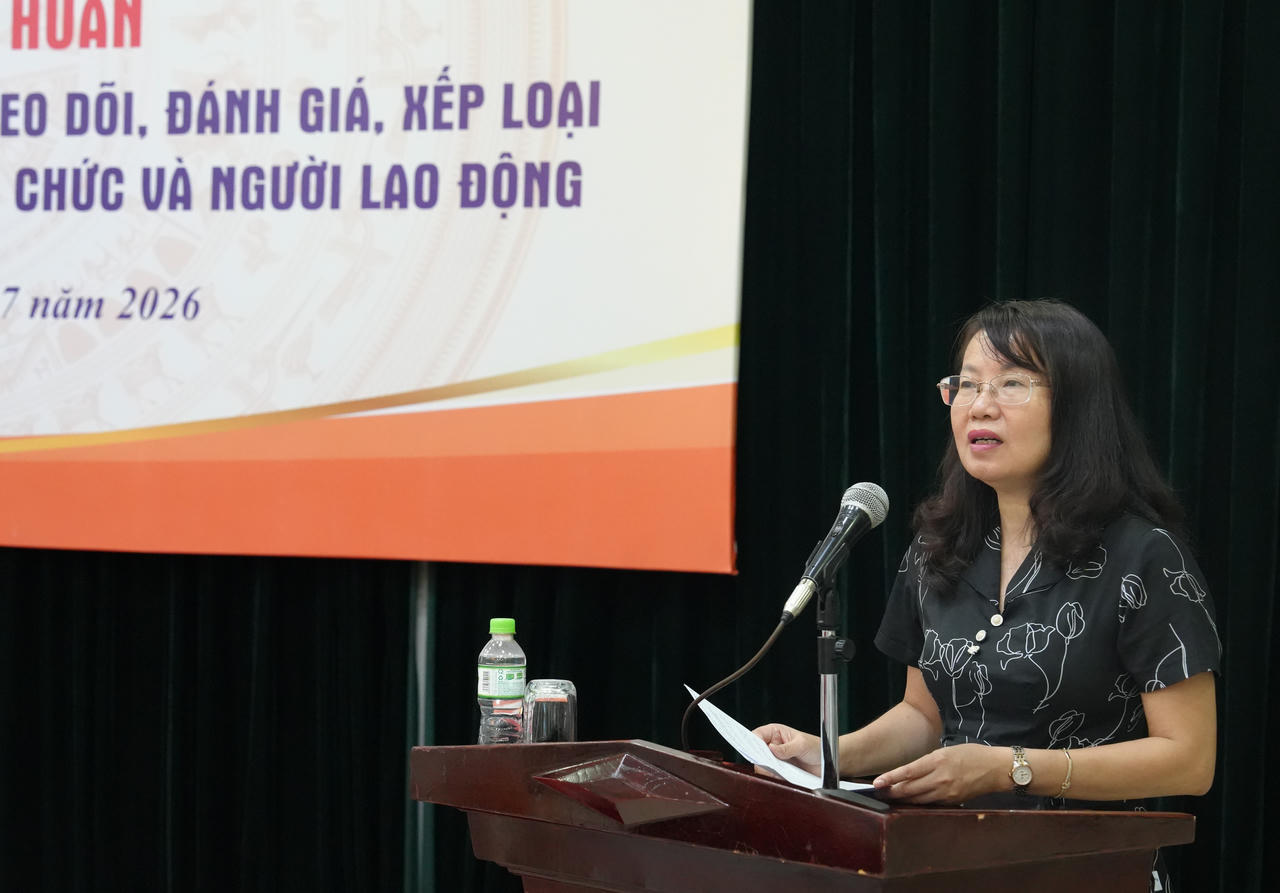 Vụ trưởng Vụ Tổ chức cán bộ Phan Thị Hồng Hà phát biểu tại Hội nghị.