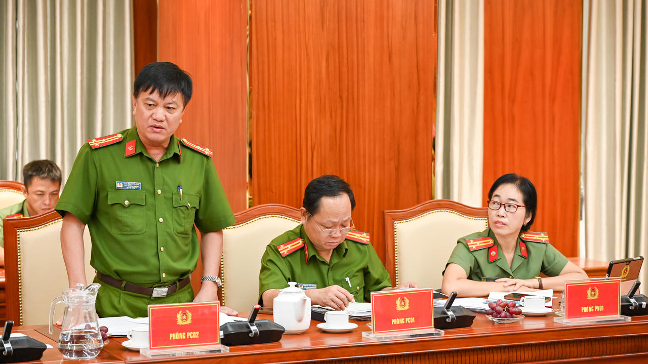 Các đại biểu trình bày tham luận tại tọa đàm. Ảnh: Mạnh Thắng