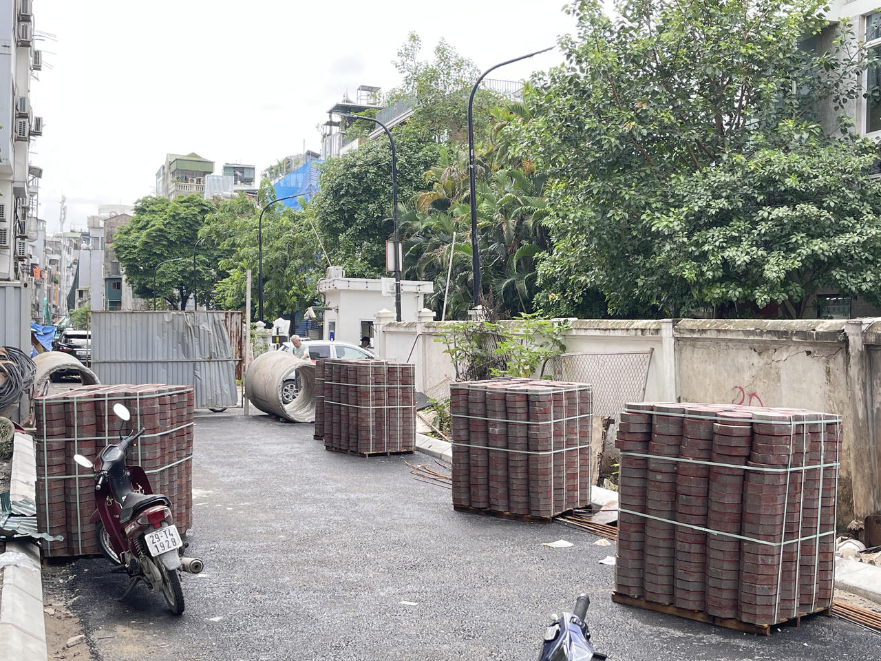 Những chồng gạch lát được đơn vị thi công tập kết phục vụ thi công vỉa hè. Ảnh: TN.