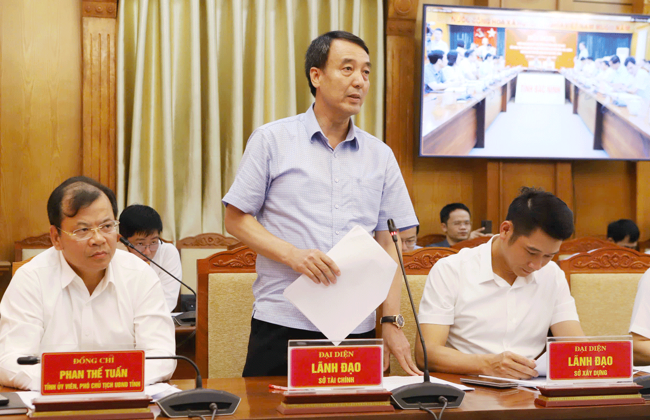 Đại diện Lãnh đạo Sở Tài chính hướng dẫn lập kế hoạch, quản lý, sử dụng và quyết toán kinh phí hỗ trợ.(Ảnh: Cổng thông tin điện tử tỉnh Bắc Ninh)
