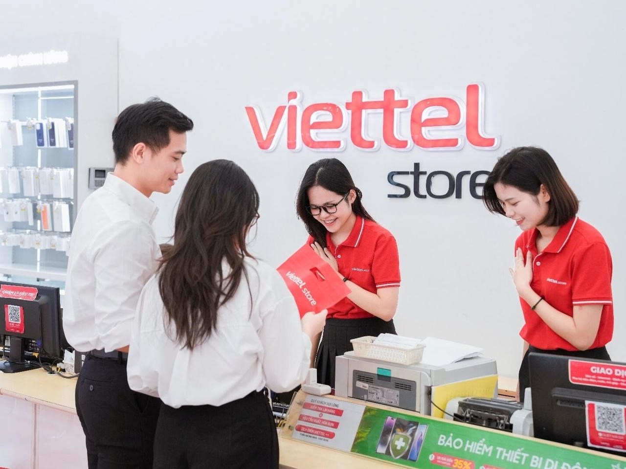 Khách hàng trải nghiệm dịch vụ tại hệ thống cửa hàng Viettel Store. (Ảnh: Viettel Store)