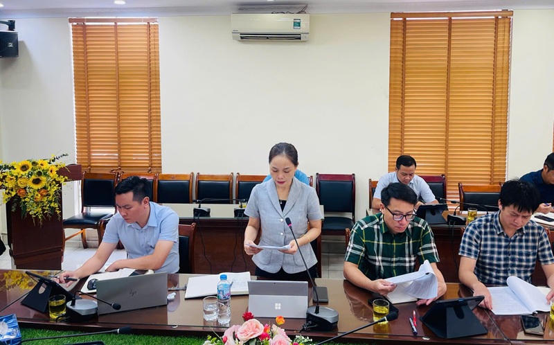 Đồng chí Trần Minh Thái - Giám đốc Ban QLDA đầu tư - hạ tầng xã Thiên Lộc trình bày báo cáo tại hội nghị (Ảnh: Trang TTĐT xã Thiên Lộc)