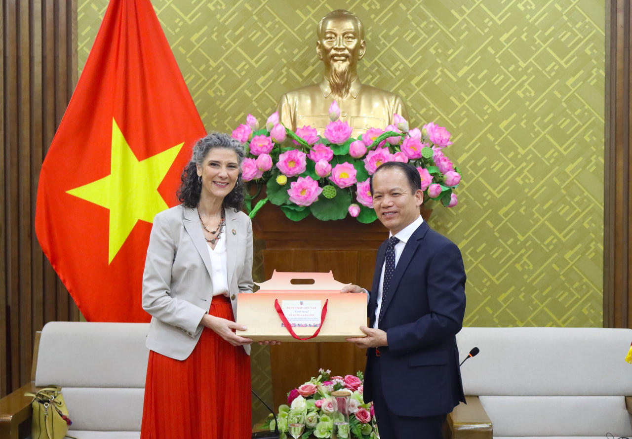 Bộ trưởng Ho&agrave;ng Thanh T&ugrave;ng tặng qu&agrave; lưu niệm cho b&agrave; Ramla Khalidi, Trưởng Đại diện thường tr&uacute; của UNDP tại Việt Nam.