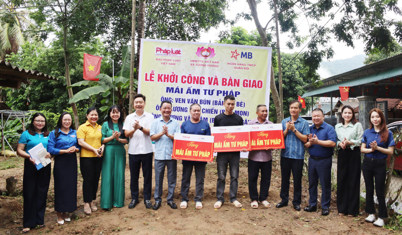 Báo Pháp luật Việt Nam khởi công, bàn giao 3 Mái ấm tư pháp cho người dân vùng lũ Tương Dương