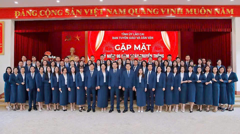  Công tác tuyên giáo hôm nay không chỉ bảo tồn văn hóa mà còn phải làm cho văn hóa trở thành sức mạnh phát triển; không chỉ kể lại truyền thống mà phải đánh thức niềm tự hào về quê hương; không chỉ lan tỏa những điều tốt đẹp mà còn khơi dậy trong mỗi người dân ý thức mình là một phần của hành trình xây dựng Lào Cai. (Ảnh: Gia Lâm).