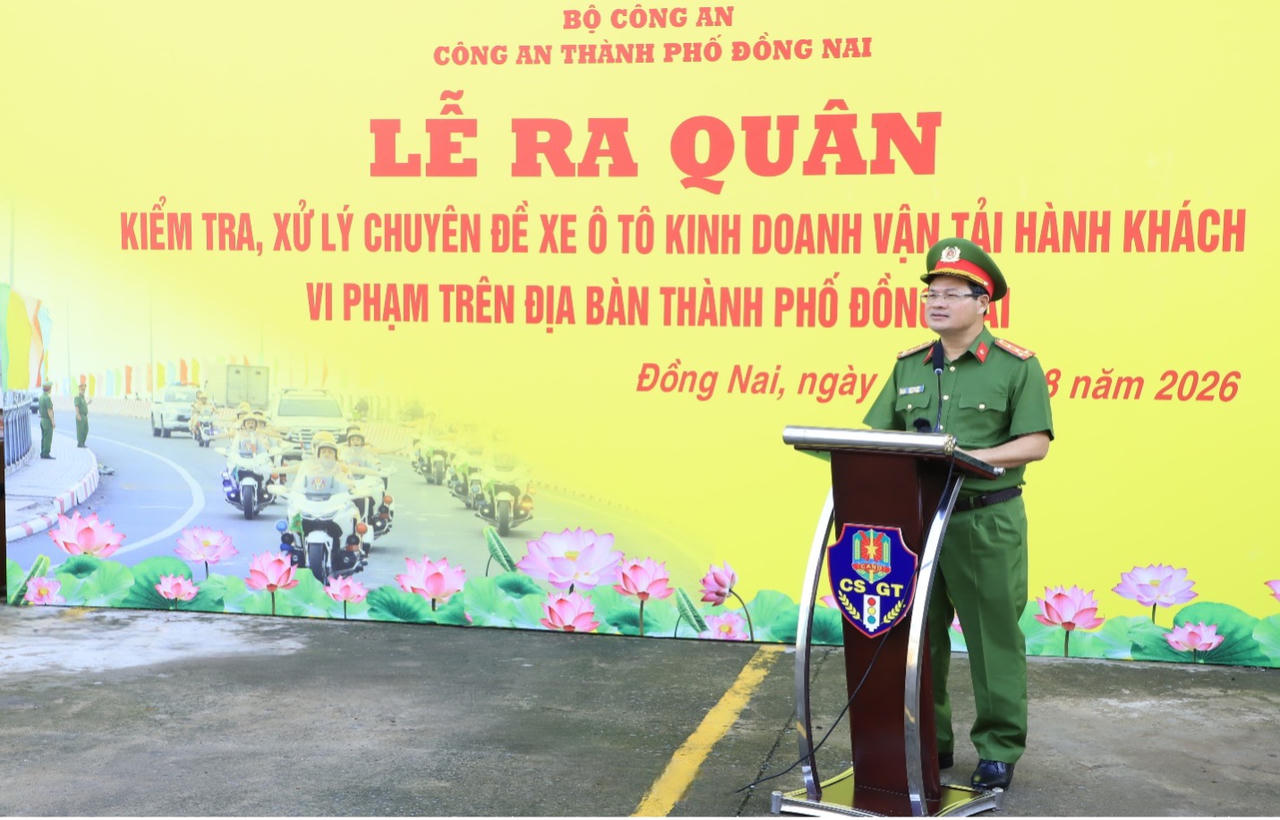 Đại tá Trần Anh Sơn, Phó Giám đốc Công an thành phố Đồng Nai phát biểu chỉ đạo tại lễ ra quân. Ảnh CACC