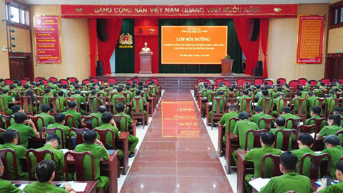Hơn 300 học viên là Phó Trưởng Công an và cán bộ Công an các xã, phường tham gia lớp bồi dưỡng