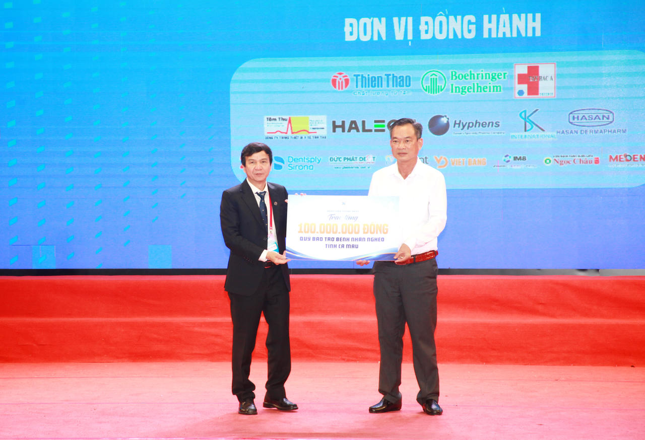 PGS.TS. Lê Đình Thanh - Giám đốc Bệnh viện Thống Nhất (bên trái), trao bảng tượng trưng hỗ trợ 100 triệu đồng cho Quỹ Bảo trợ bệnh nhân nghèo tỉnh Cà Mau.