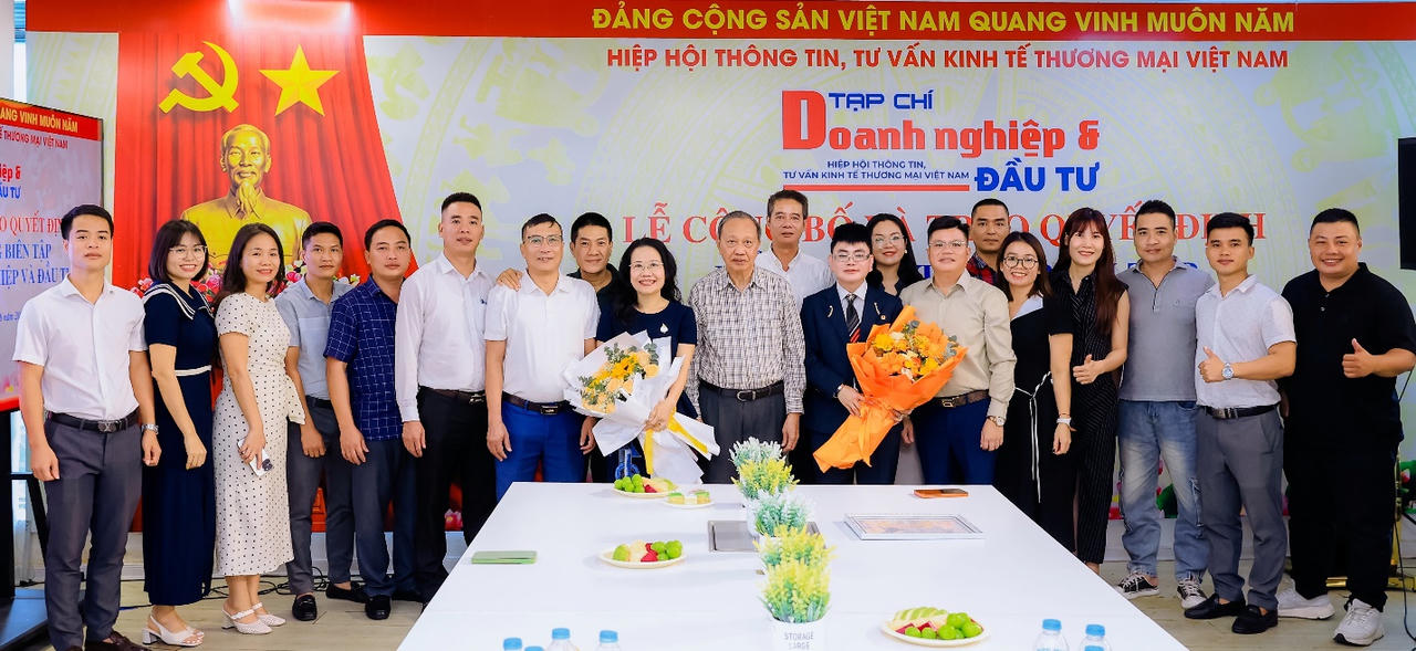 Lãnh đạo Hiệp hội Thông tin, tư vấn kinh tế thương mại Việt Nam cùng tập thể cán bộ, phóng viên, biên tập viên Tạp chí Doanh nghiệp và Đầu tư chúc mừng tân Tổng Biên tập Đào Bình.