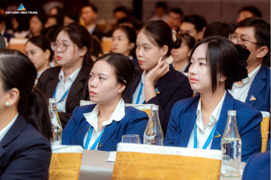 Các chuyên viên bán hàng lắng nghe đào tạo về dự án