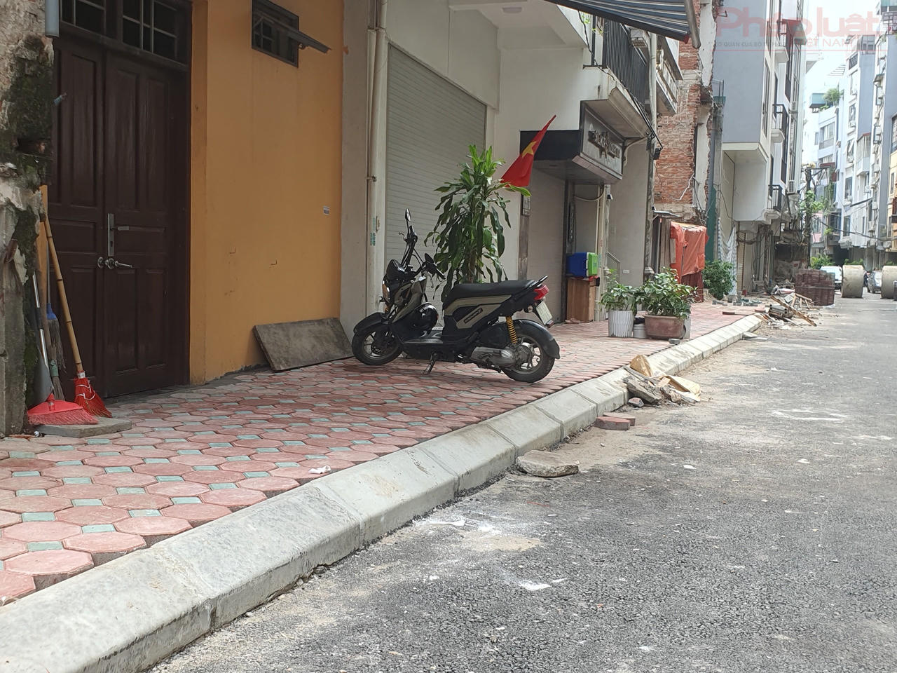 Dọc tuyến mương, nhiều vị trí đã được thảm lớp bê tông nhựa, hệ thống bó vỉa, vỉa hè đang được thi công. Ảnh: TN.