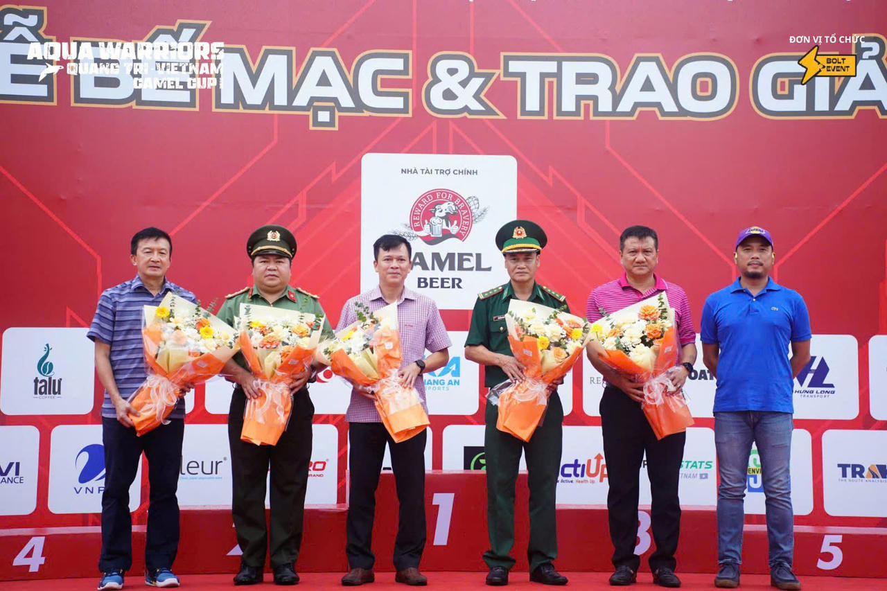 Đại diện Ban Tổ chức tặng hoa cảm ơn các lực lượng phối hợp bảo đảm an ninh, an toàn cho chuỗi giải thể thao sức bền tại Quảng Trị. (Ảnh: Sở Văn hoá Thể thao và du lịch Quảng Trị)