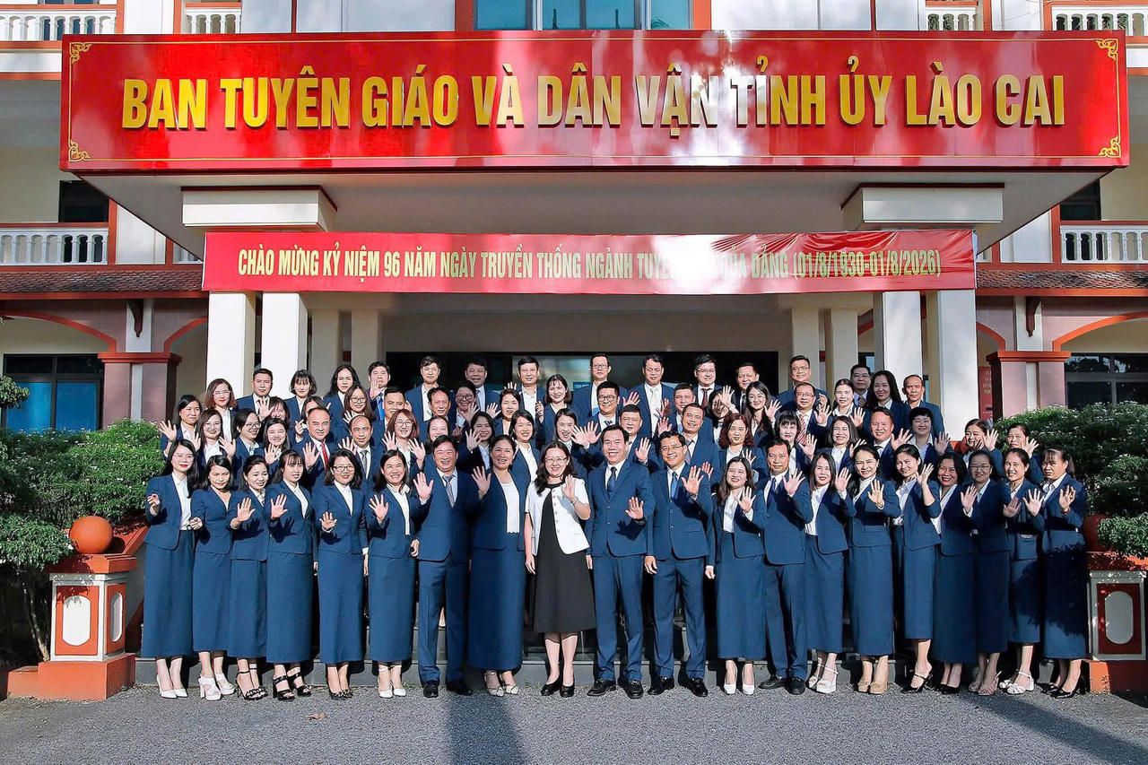 Lãnh đạo tỉnh Lào Cai chụp ảnh lưu niệm cùng trập thể cán bộ Ban Tuyên giáo và Dân vận Tỉnh ủy Lào Cai (Ảnh: Gia Lâm).