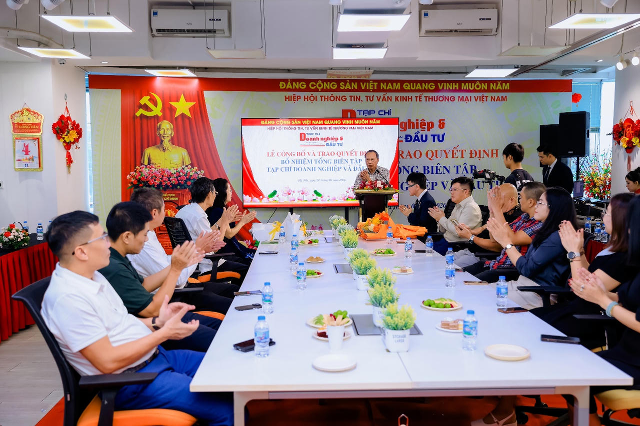 Chủ tịch Hiệp hội Thông tin, tư vấn kinh tế thương mại Việt Nam Lương Văn Tự phát biểu giao nhiệm vụ và chúc mừng nhà báo Đào Bình trên cương vị Tổng Biên tập Tạp chí Doanh nghiệp và Đầu tư.