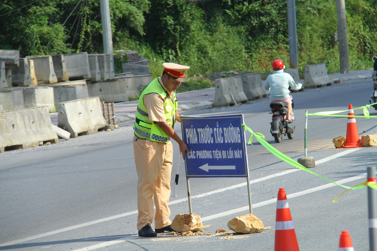  Lực lượng Cảnh sát giao thông chuẩn bị các phương tiện nhằm phân luồng đảm bảo an toàn giao thông trên tuyến (Ảnh: Thanh Tuấn).