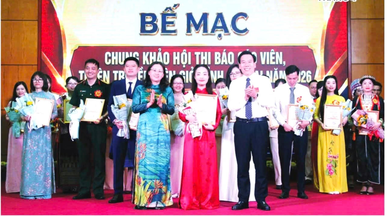 Lãnh đạo tỉnh Lào Cai trao giải Nhất Hội thi Báo cáo viên, Tuyên truyền viên giỏi tỉnh Lào Cai năm 2026. (Ảnh: Gia Lâm)
