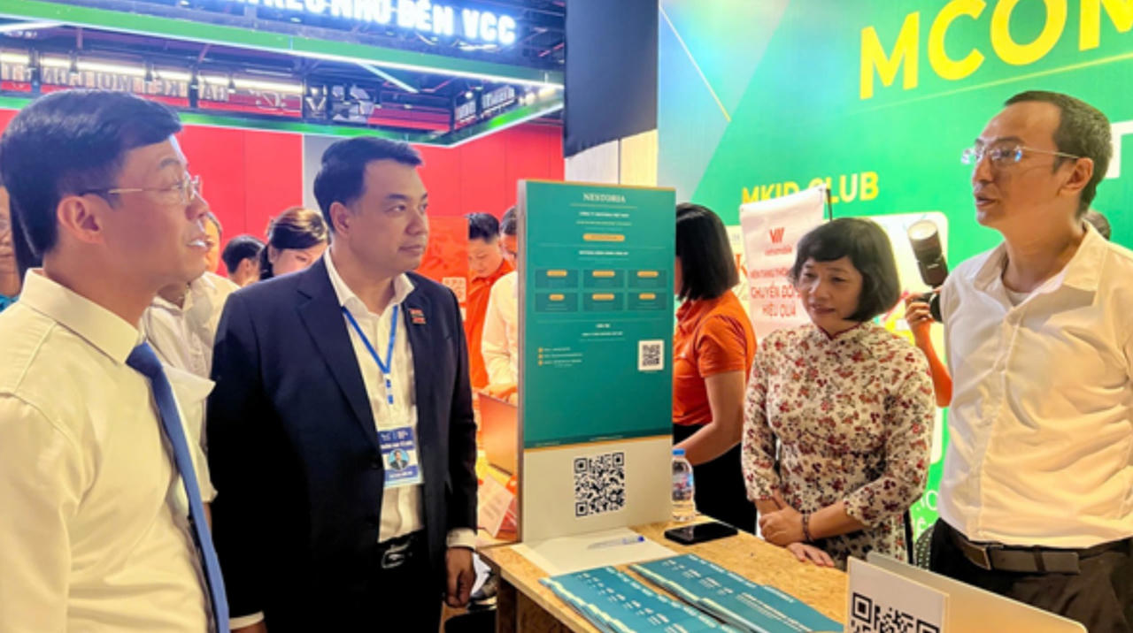 GS.TS Mạc Quốc Anh (thứ hai từ trái sang) - Phó Chủ tịch kiêm Tổng Thư ký HANOISME, Trưởng Ban Tổ chức Diễn đàn và các đại biểu, DN… tham quan các gian hàng tại sự kiện. (Ảnh trong bài: ĐT)