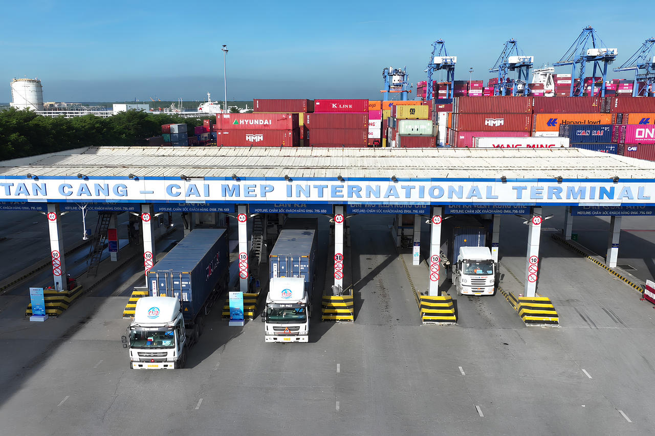 Thời gian giao nhận container trực tiếp qua cổng được rút ngắn, tiết kiệm thời gian và chi phí cho khách hàng. (Ảnh: Công Hoan)