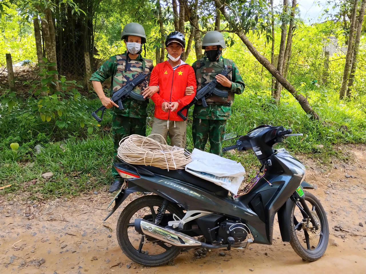 Đối tượng Trương Quốc Phong và tang vật tại hiện trường. (Ảnh HN)