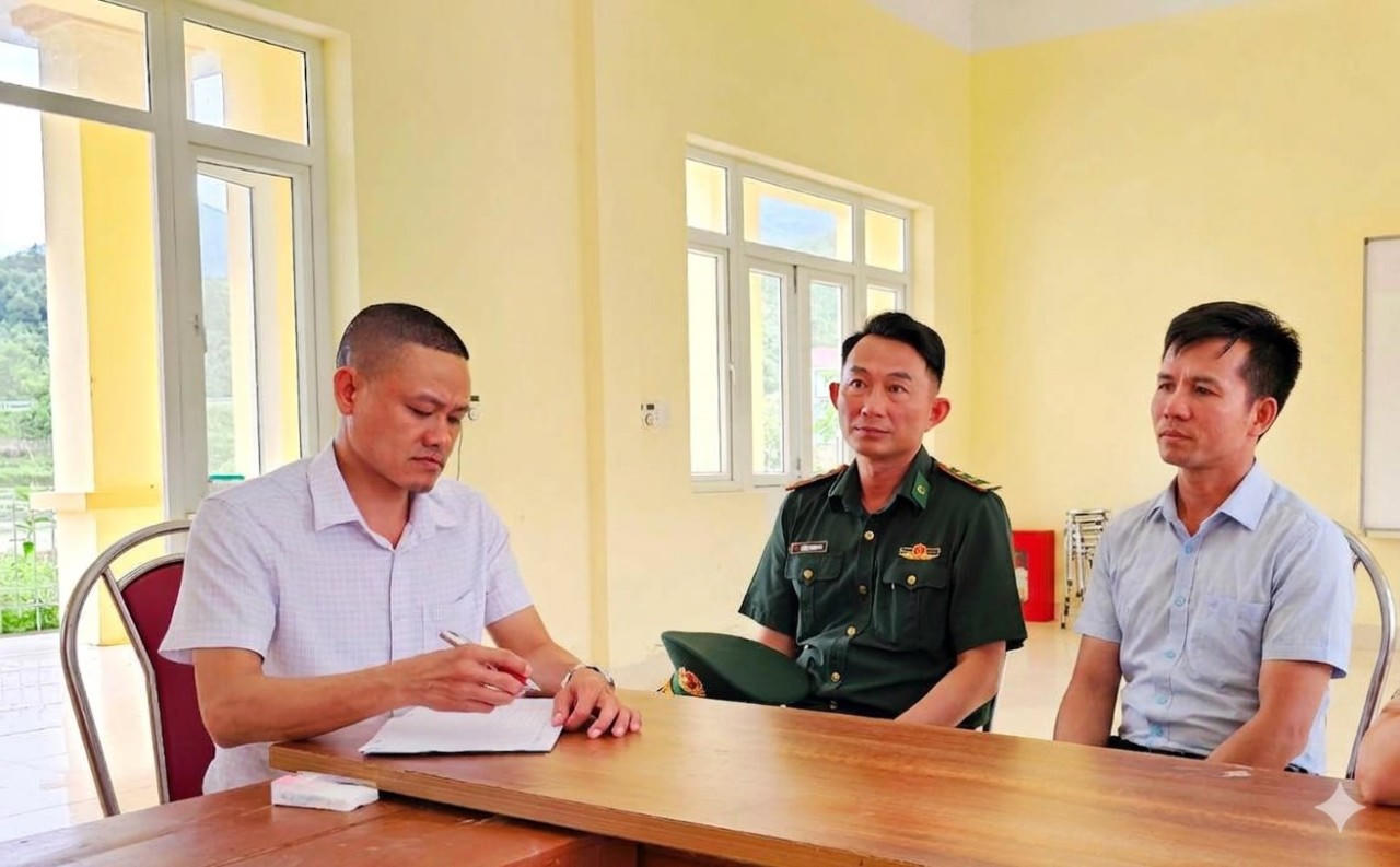 Trung tá Dương Trùng Nam - Chính trị viên phó, Đồn Biên phòng Quảng Đức trao đổi với Báo Pháp luật Việt Nam. (Ảnh: Đinh Hùng)