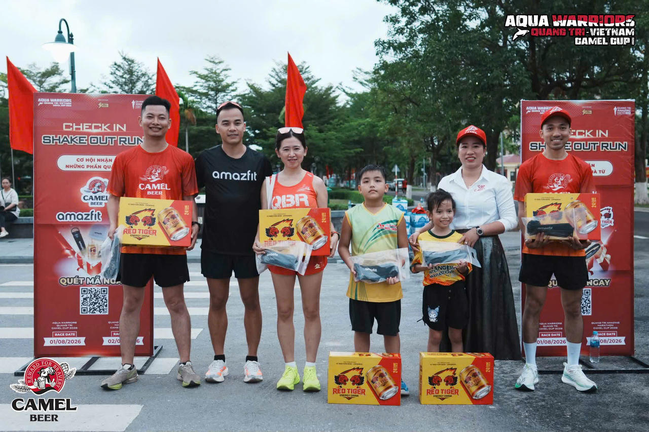 Ban Tổ chức trao quà cho các vận động viên tham gia chương trình Shakeout Run. (Ảnh: Sở Văn hoá Thể thao và du lịch Quảng Trị)