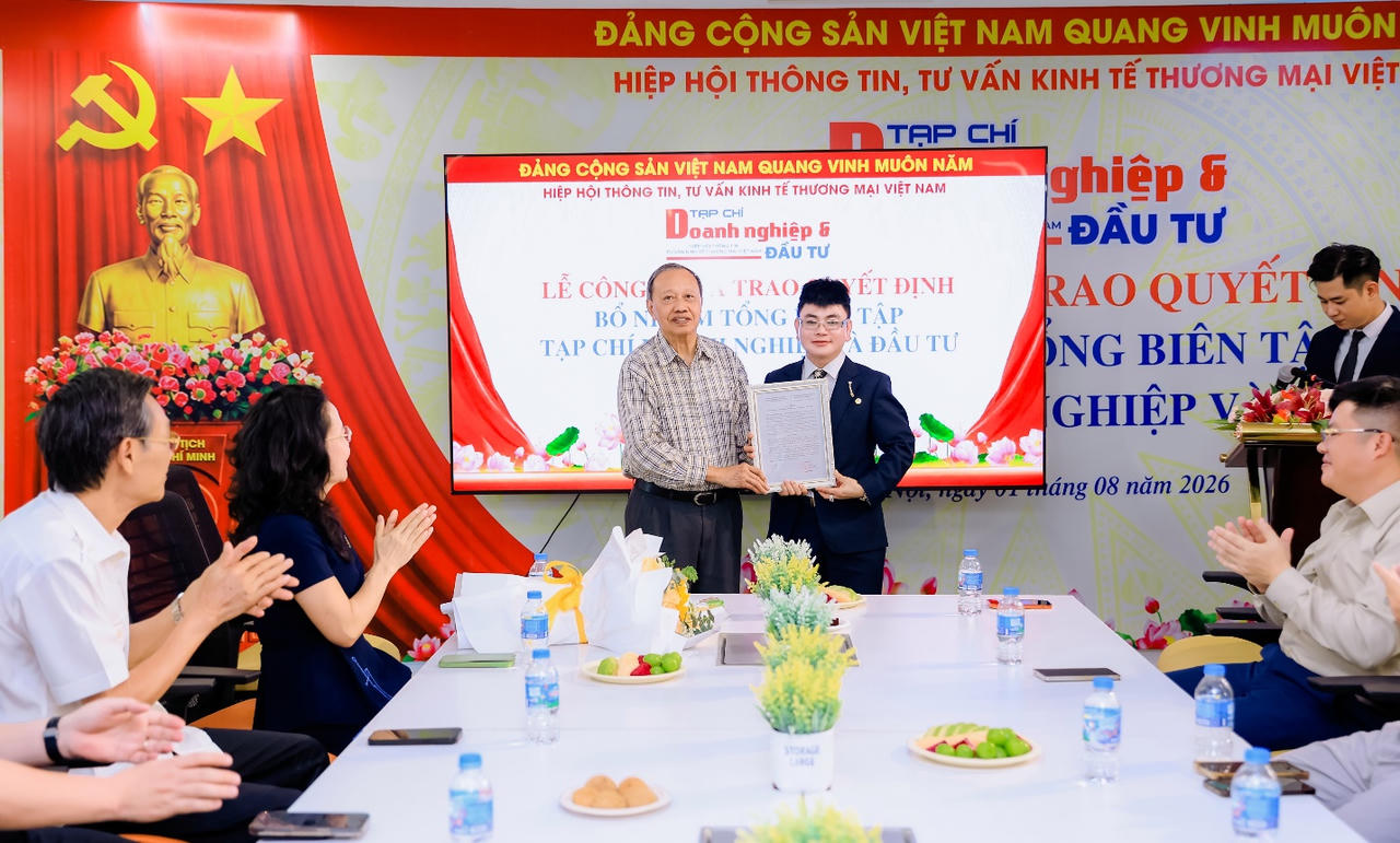 Ông Lương Văn Tự, Chủ tịch Hiệp hội Thông tin, tư vấn kinh tế thương mại Việt Nam; nguyên Thứ trưởng Bộ Công Thương, Trưởng đoàn Đàm phán gia nhập WTO của Chính phủ và Cộng đồng Kinh tế ASEAN trao Quyết định bổ nhiệm Nhà báo Đào Bình giữ chức Tổng Biên tập Tạp chí Doanh nghiệp và Đầu tư, diễn ra sáng 1/8/2026 tại Hà Nội.