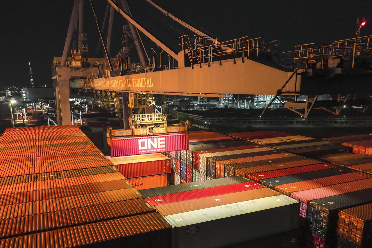 Hoạt động bốc xếp hàng container lên tàu tại cảng TCIT. (Ảnh: Công Hoan)