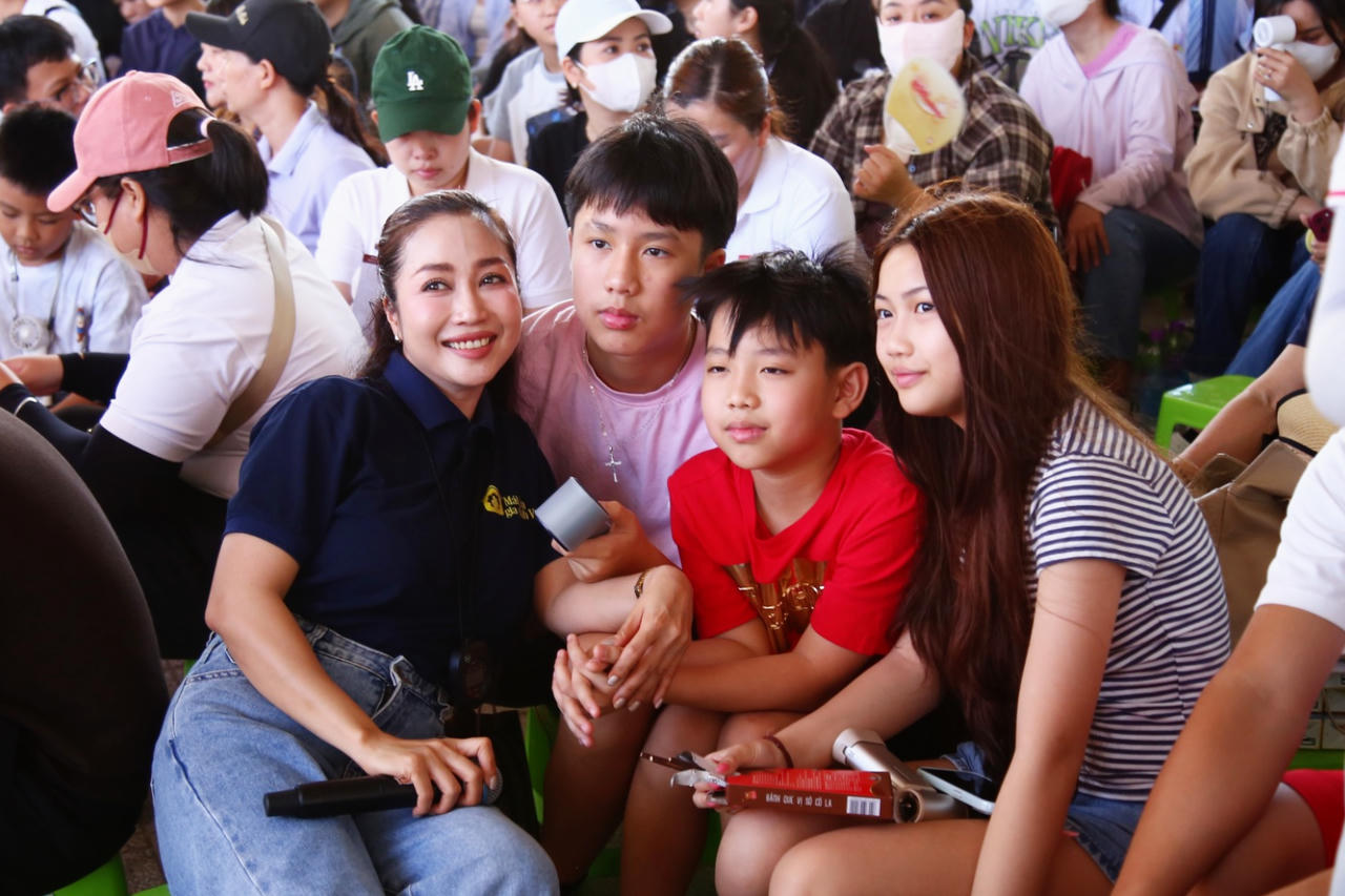 MC Ốc Thanh Vân đưa các con đồng hành cùng chương trình, mong các bé học cách yêu thương và sẻ chia từ những điều xung quanh. Ảnh ĐVCC.