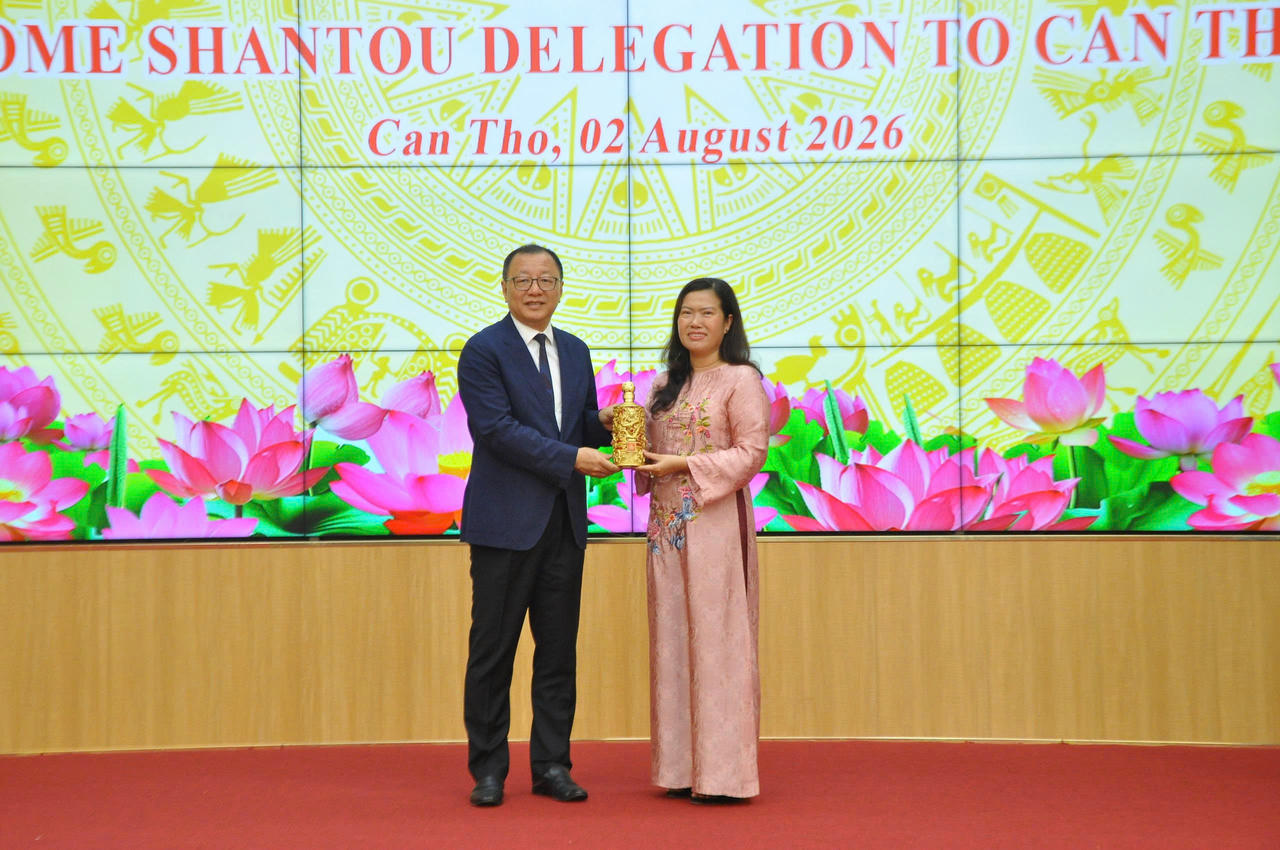 Bà Nguyễn Thị Ngọc Điệp - Phó Chủ tịch UBND thành phố Cần Thơ tặng quà lưu niệm cho ông Thái Vĩnh Minh - Ủy viên Ban Thường vụ Thành ủy Sán Đầu. 