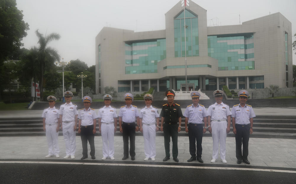 Lãnh đạo Căn cứ Hải quân Quảng Châu đón Đoàn công tác.