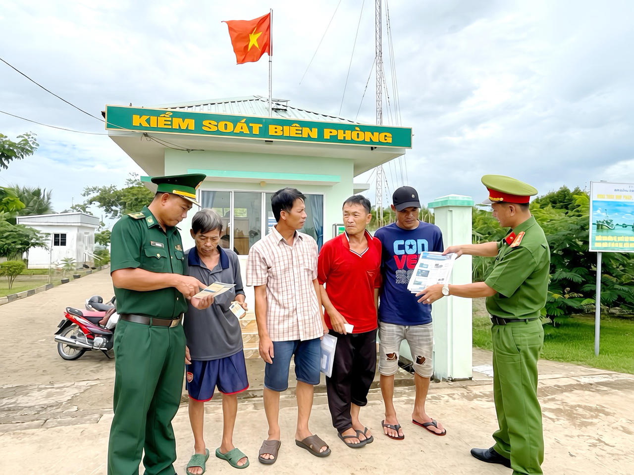 Lực lượng Công an và BĐBP phối hợp kiểm soát, tuyên truyền pháp luật tại các chốt kiểm soát biên phòng (Ảnh: Hữu Đệ).