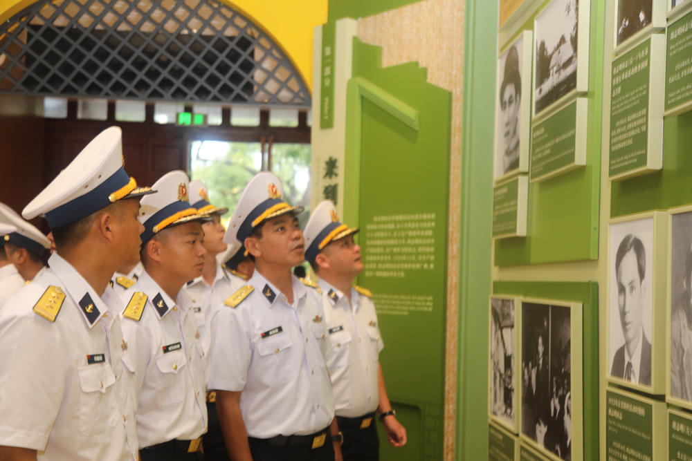 Cán bộ, chiến sĩ tàu 015 - Trần Hưng Đạo tham quan, học tập tại Khu di tích Trụ sở Việt Nam Cách mạng Thanh niên (Quảng Châu, Trung Quốc)