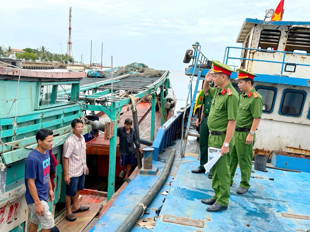 Công an phường Hiệp Thành phối hợp với Đồn Biên phòng Nhà Mát (BĐBP Cà Mau) tuyên truyền pháp luật về phòng, chống ma túy cho thuyền viên trên địa bàn (Ảnh: Hữu Đệ).
