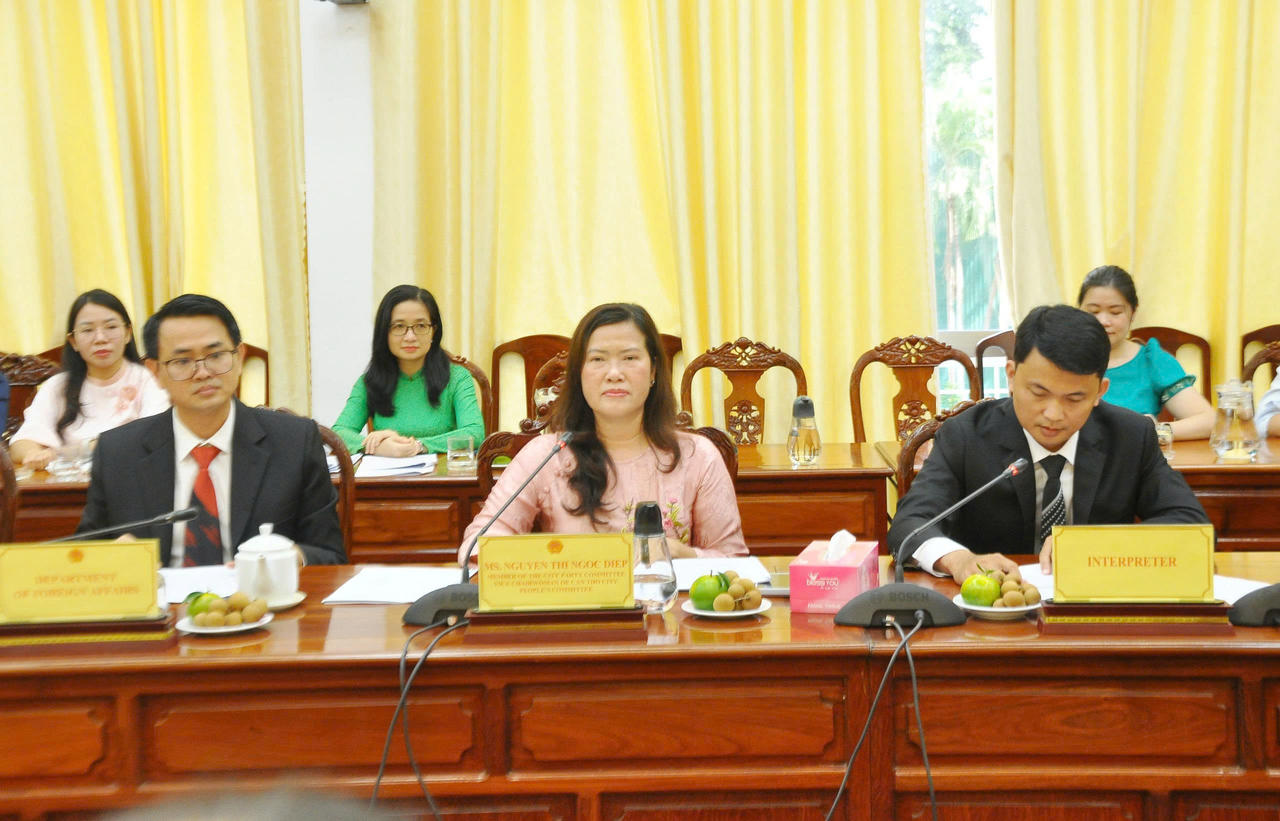 Bà Nguyễn Thị Ngọc Điệp - Phó Chủ tịch UBND thành phố Cần Thơ, trao đổi cùng Đoàn đại biểu thành phố Sán Đầu (tỉnh Quảng Đông, Trung Quốc) tại buổi làm việc.
