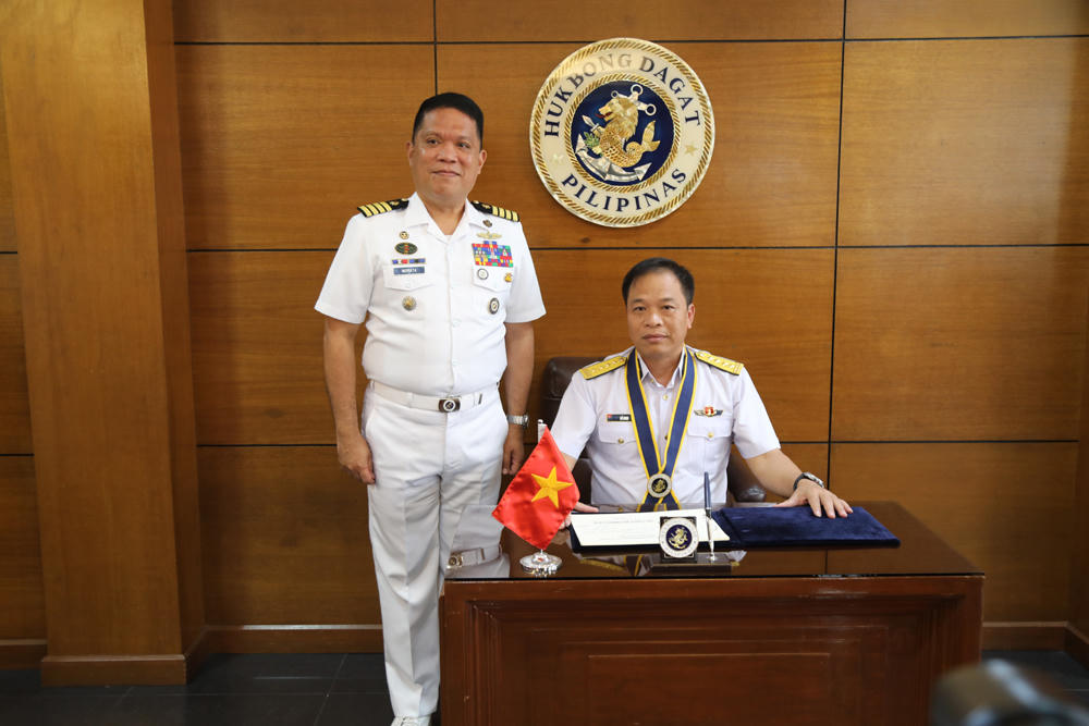 Đại tá Đỗ Minh viết vào sổ lưu niệm tại Bộ Tư lệnh Huấn luyện và Học thuyết, Hạm đội Philippines.