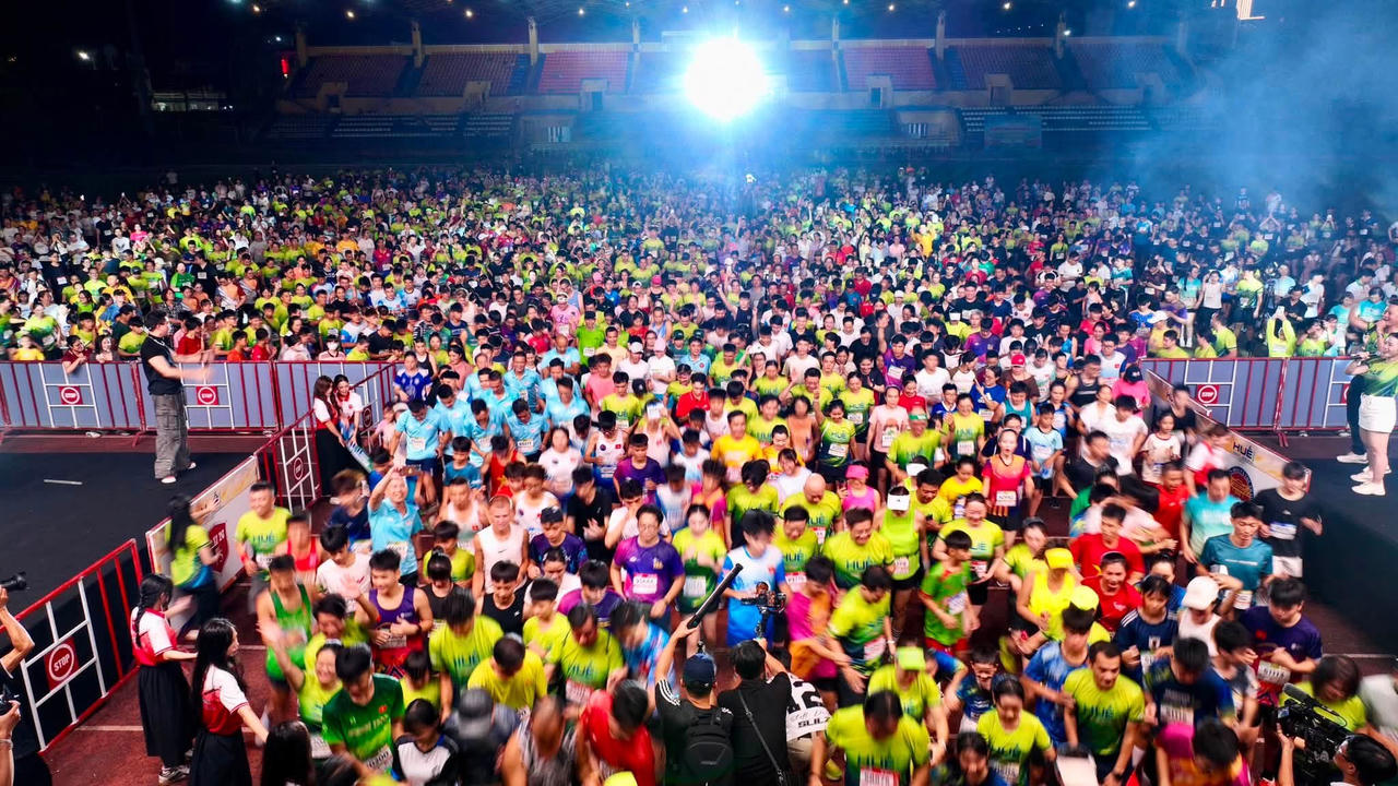 Ngay sau chương trình khai mạc, Giải chạy Hue night jogging 2026 đã khởi tranh với sự tham gia của đông đảo vận động viên. (Ảnh: Đình Hoàng)